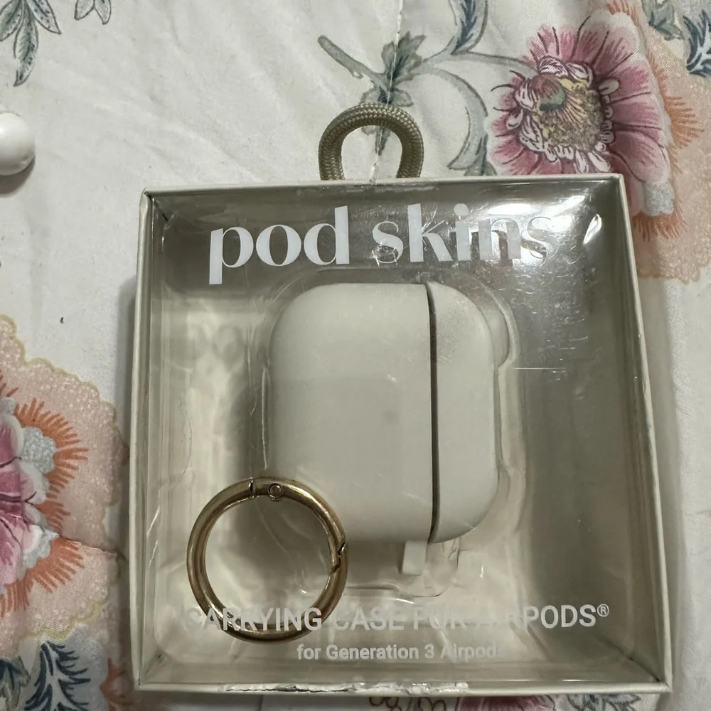 White Carrying Case for AirPods